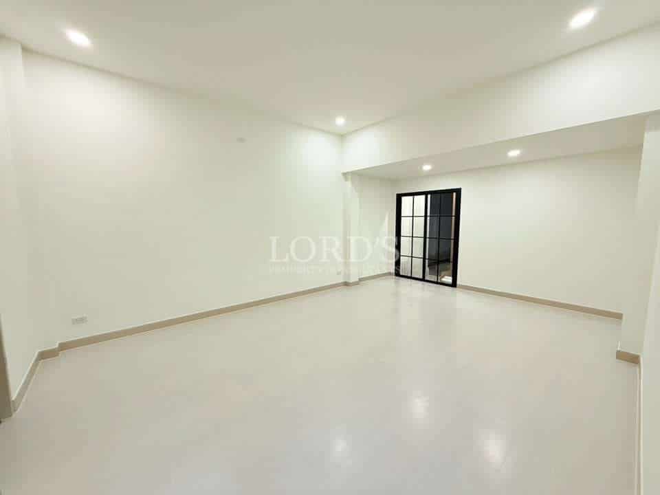 Empty room with white walls and floor
