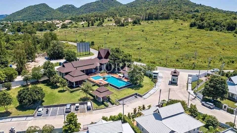Aerial view of a luxurious property.