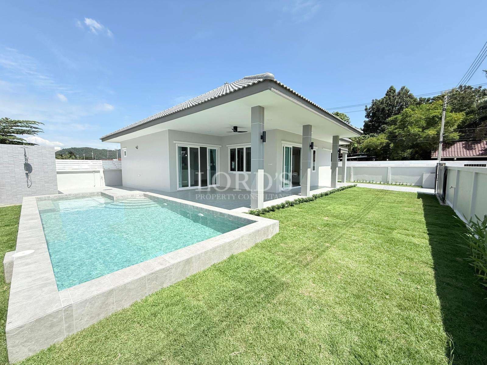 11 Modern house with swimming pool